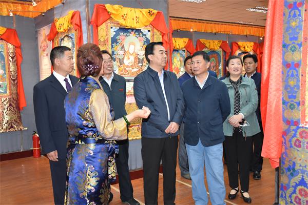 马廷礼在甘肃民族学院调研