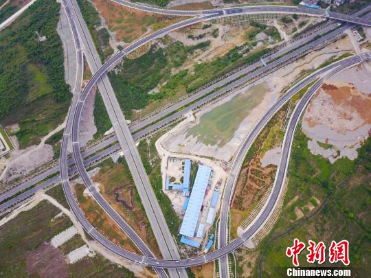 资料图：航拍花安(贵阳市花溪至安顺市)高速公路终点小屯互通枢纽，纵横交错的路网宛如血管。贺俊怡 摄