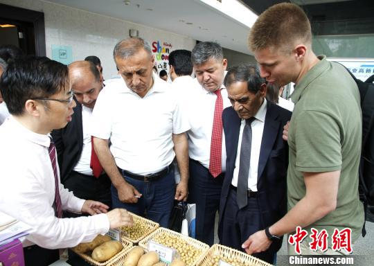 吉尔吉斯斯坦、塔吉克斯坦、乌兹别克斯坦等中亚五个国家的代表参观单位、企业展台。　沙见龙 摄