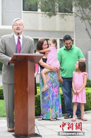 6月28日，美国新任驻华大使特里·布兰斯塔德携家人在北京美国驻华大使官邸出席记者见面会并发表讲话。<a target='_blank' href='http://www.chinanews.com/'>中新社</a>记者 崔楠 摄