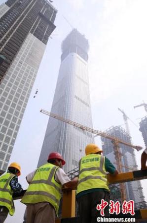 6月28日，北京市人力社保局走进位于朝阳区CBD核心区域的北京第一高楼“中国尊”的施工现场宣传《社会保险法》等法律法规。　韩海丹 摄