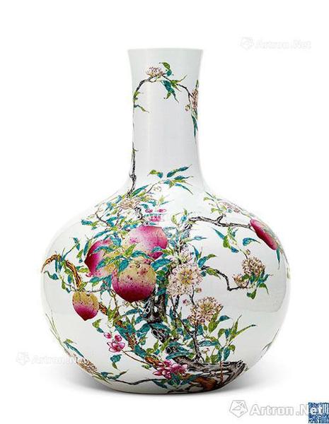 匡时春拍“清乾隆粉彩九桃天球瓶”拍出4255万元