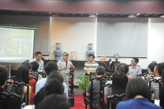 讲谈现场，自左至右分别为：复旦大学哲学学院李天纲教授、复旦大学文博系高蒙河教授、四川省考古研究院高大伦院长、四川省文物考古研究院水下考古研究中心主任刘志岩副研究员。