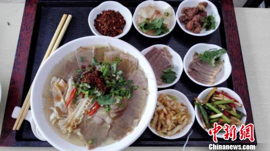 首届国际山地美食节暨金州“三碗粉”美食节上展示的贵州山地美味小吃。　瞿宏伦 摄