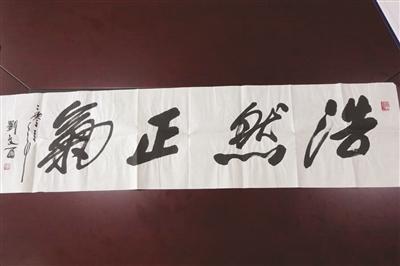 　　图为参与拍卖的部分书画作品。