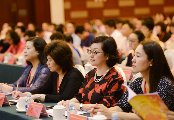 代表们认真听会18