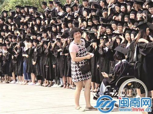 母亲抱腿疾女儿求学15年 大学4年每日往返两地