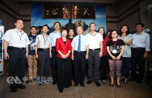 国民党主席洪秀柱(左5)30日在中央党部向党部同仁辞行，先后与国民党行管会总务室同仁道别，并合影留念。 “中央社”记者张新伟摄 