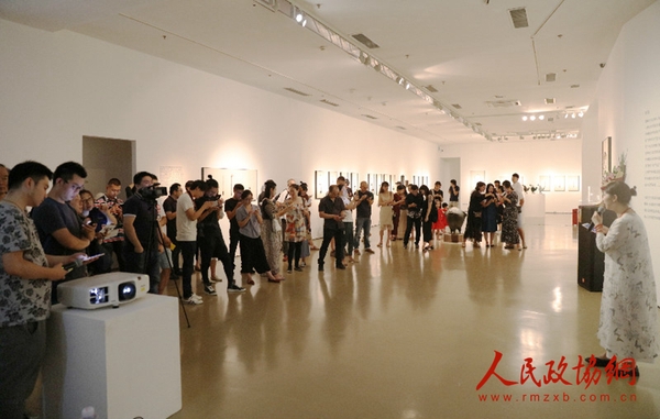 “万物皆有灵——韩冬作品展”开幕式现场