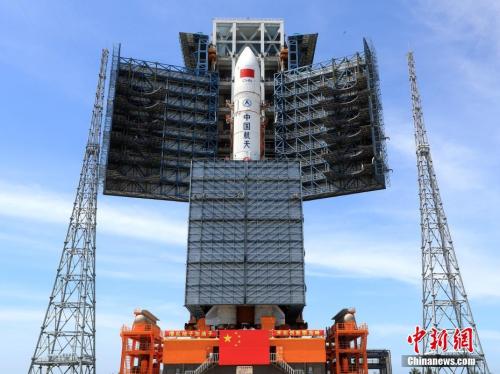 图为6月26日，长征五号遥二运载火箭转运致位于海南文昌的发射场内。张文军 摄