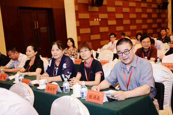 中国国民党革命委员会北京市第十三次代表大会闭幕会上，党员认真听会90