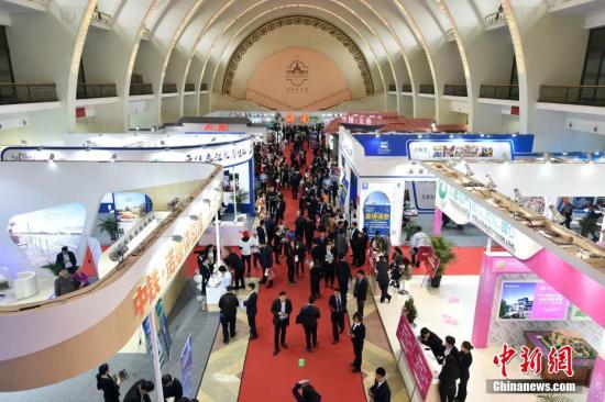 4月13日上午，一年一度的北京春季房展会在北京展览馆开幕，本次房展会展期四天。根组委会提供的数据显示，本次展会共有国内外400余个房地产项目参展。 <a target='_blank' href='http://www.chinanews.com/' >中新网</a>记者 金硕 摄