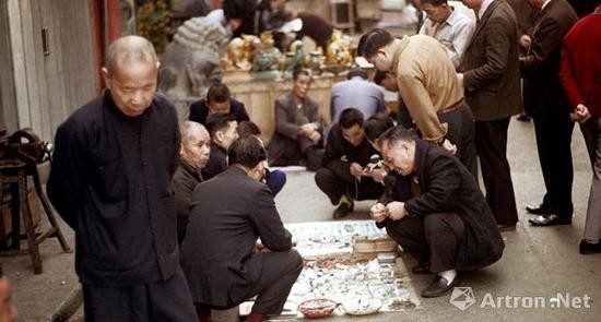 1980年代荷李活道上的古董生意臻至巅峰，也造就了一批香港本土藏家的收藏。