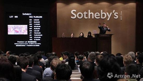 2011年春拍，香港苏富比重磅推出“尤伦斯重要当代中国艺术收藏：破晓——当代中国艺术的追本溯源”晚间拍卖，106件作品总成交额达4.27亿港元，超出其1.3亿港元的估价上限的3倍，成交率也高达99.06%。其中，张晓刚1988年的画作《生生息息之爱》以7,906万港元成交，刷新了当时中国当代艺术拍卖的世界纪录。