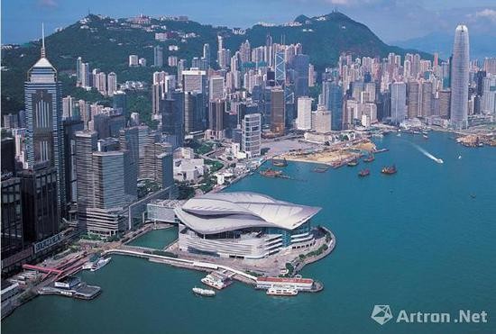 香港会展中心，每年都会举办巴塞尔香港国际艺术展、典亚艺博和国际古玩展等大型艺博会以及苏富比和佳士得两大拍卖行的春秋二拍，推动并见证了香港艺术一步步的发展。