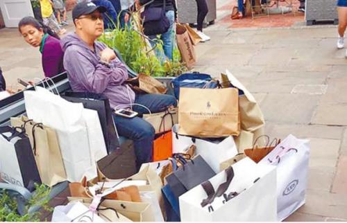 陆客全球大买特买，台湾旅游业称“心在淌血”。(图片来源：台湾《中时电子报》)