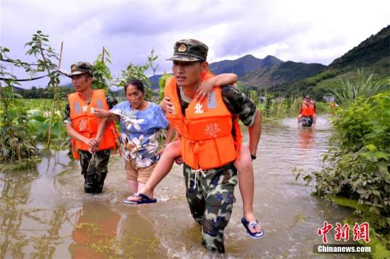 洪水损坏堤防160处，毁损河(港)岸69处，冲毁塘坝38座，损坏灌溉设施120处；106国道大范围积水，淹没达13.5公里，351国道部分路段仍浸泡在洪水中，交通持续中断。 庄文伟 摄