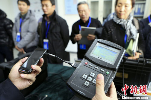 12月6日，北京市检察院举办开放日活动，开放办案工作区、大要案指挥中心供来访市民参观。此外，北京市检察院司法鉴定室也首次面向民众开放。图为工作人员向来访民众展示介绍UFED手机检验工具。<a target='_blank' href='http://www.chinanews.com/'>中新社</a>发 李慧思 摄