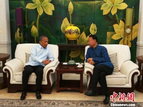 库西表示，菲律宾民力党对四川茂县“6·24”特大山体滑坡灾害感同身受，拟通过此次捐赠表达对受灾人员的深切同情和诚挚慰问。相信在中国共产党的领导下，受灾地区将很快重建家园，恢复生活。驻菲使馆供图