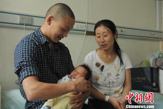 四川茂县山体垮塌中幸存的乔大帅一家三口?！∥怄?摄