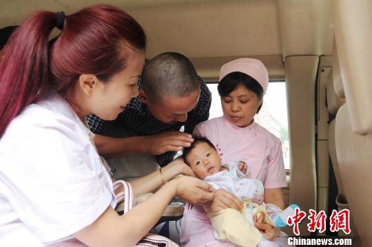 乔大帅一家三口准备出院?！∥怄?摄