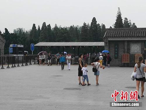 天坛公园入口处。中新网记者 宋宇晟 摄