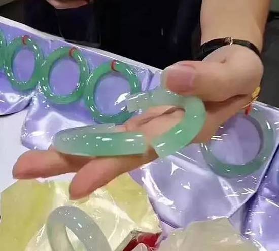 游客摔断30万玉镯晕倒2 游客摔断30万玉镯晕倒2