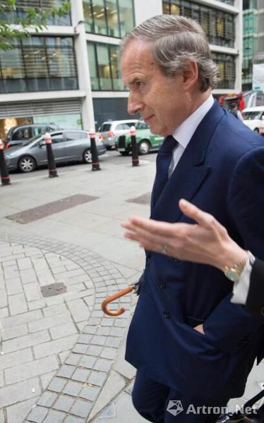 Simon de Pury走出法院，CREDIT: DAVID ROSE