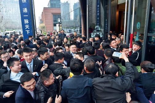 48 2016 年3 月16 日，合肥滨湖一售楼部认筹现场，因为购房人太多，场面一度混乱。因为怕人多，原本下午4 点半结束认筹，结果两点不到就被保安关上大门不让进入。