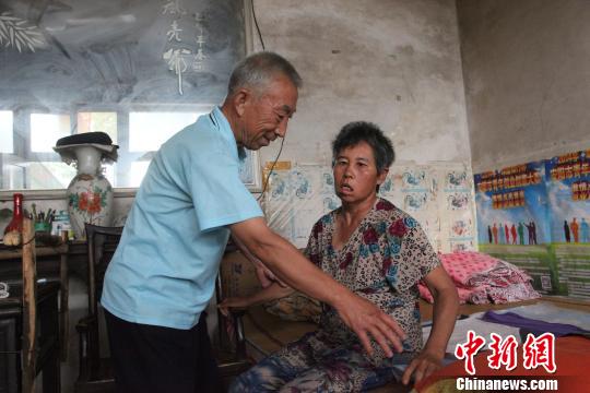 邢台男子照料“植物人”妻子2年妻子终获新生（图）