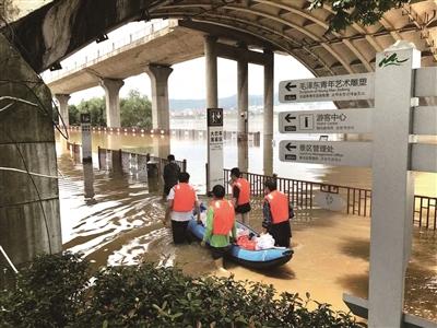 留守橘子洲上的工作人员用橡皮艇运送物资 点击进入下一页