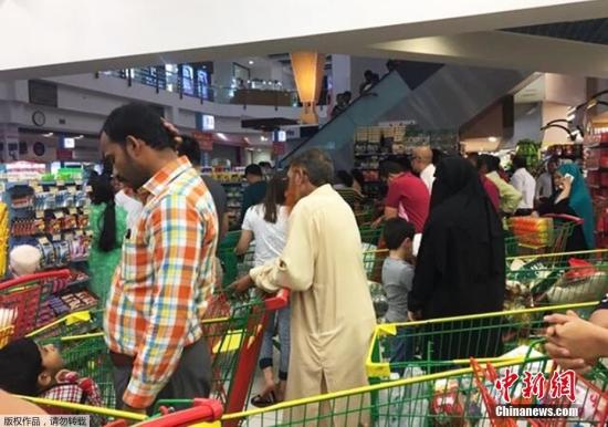 沙特阿拉伯、巴林、阿联酋和埃及当地时间6月5日宣布中断与卡塔尔的外交关系，指责多哈支持恐怖组织，使中东局势不稳定。利比亚、也门和马尔代夫当局随后也宣布与卡塔尔断交。