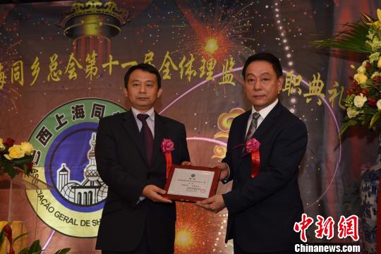 中国侨网图为中国驻圣保罗副总领事傅长华（左）为巴西上海同乡总会会长郑小云颁发任职证书。　莫成雄　摄