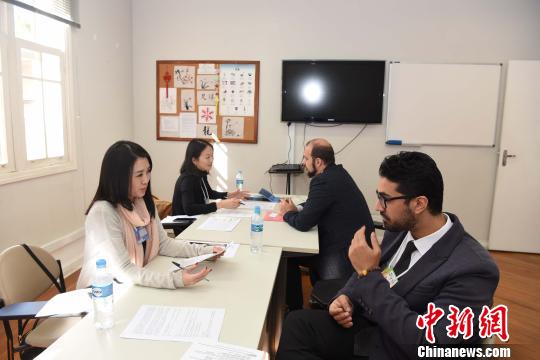 图为两名巴西应聘者(右一、二)接受中拉经贸合作园人员的面试。　莫成雄 摄