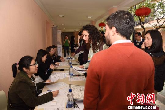 图为众多巴西当地人才现场办理注册应聘。　莫成雄 摄