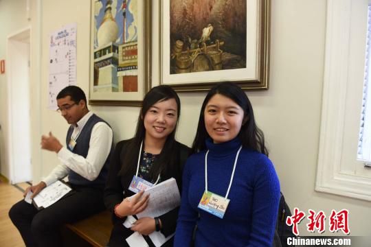 图为两名华人女青年前来应聘。　莫成雄 摄