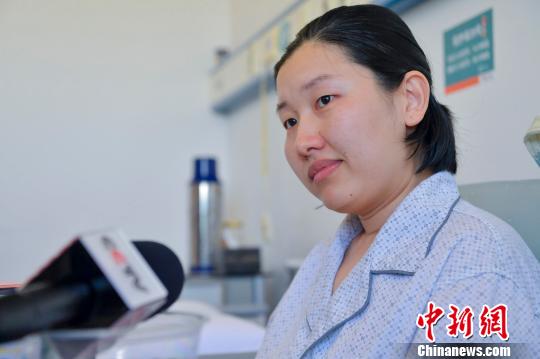 7月5日，经过肝脏移植手术后一周的牛肖接受媒体采访。　骆云飞 摄