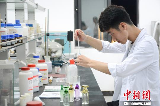 江西大学生送“清凉”下乡自制“花露水”赠村民（图）