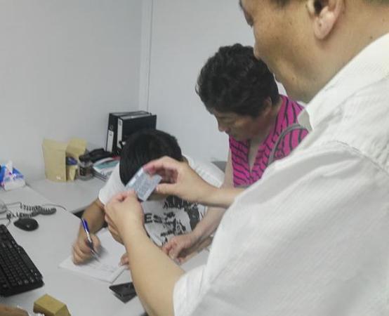 7月5日，上?！敖鹎毖影参髀返?，顾客在七楼登记退卡。