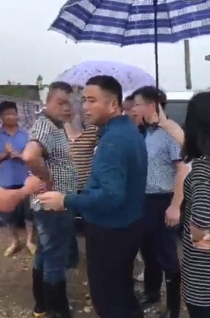 女干部撑伞嚼槟榔被警告 女干部撑伞嚼槟榔被警告