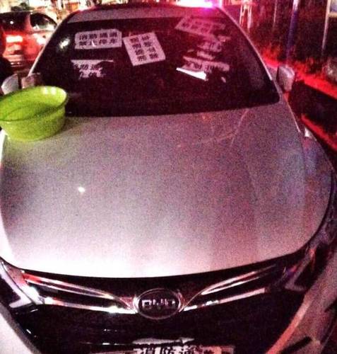 消防通道停车十分钟 车被贴成“大花脸”(组图)