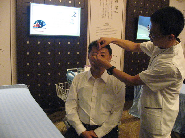 二、现场展示针灸。梓涵 摄影