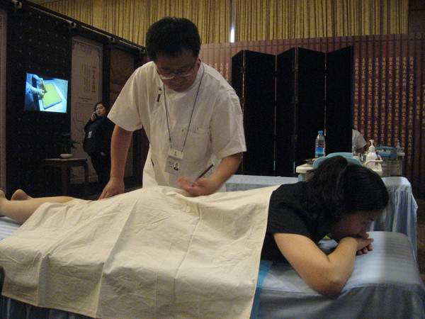 三、现场展示推拿保健手法。梓 涵