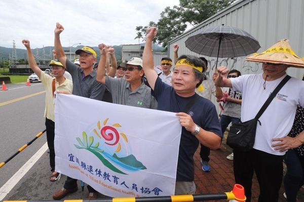 蔡英文日前到宜兰视察，遭抗议年改民众到场呛声。(图片来源：台湾《联合报》)