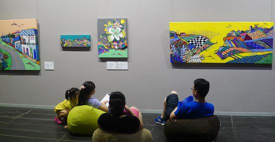 观众在欣赏张银卿作品。