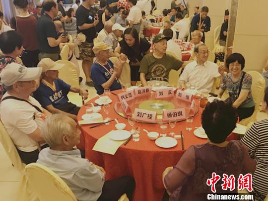6日上午十时，30余位抗战老兵在南京中央饭店集结?！⊙钛沾?摄