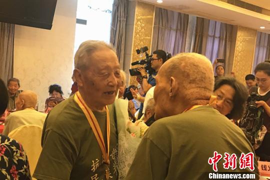抗战老兵再聚首。　杨颜慈 摄