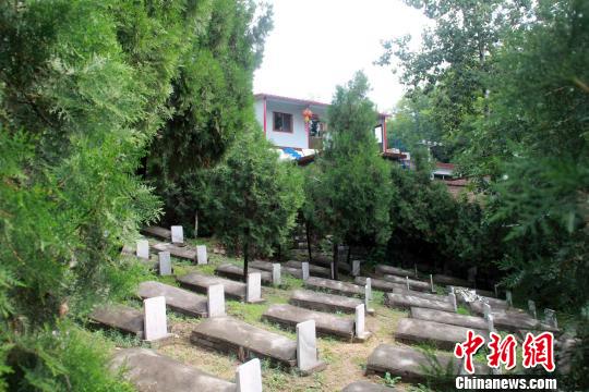 赵玉山的家与烈士墓仅一墙之隔?！∮诳×?摄