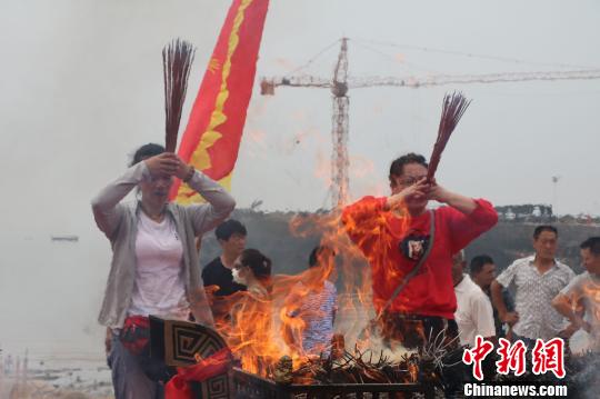 当地人在现场祭拜海神，用古老传统习俗祈福?！≌盼髦?摄