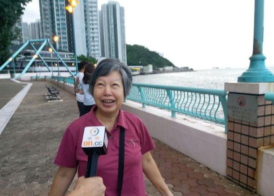 辽宁舰今晨抵达香港 市民:作为中国人好开心